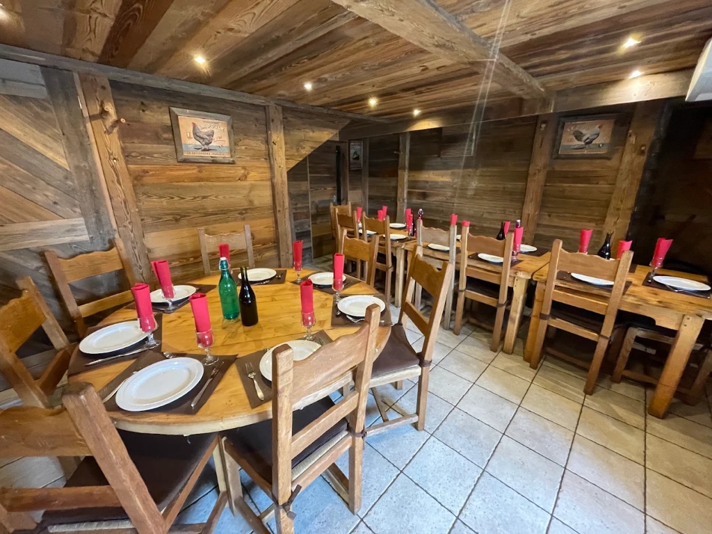 Salle principale du restaurant avec tables dressées